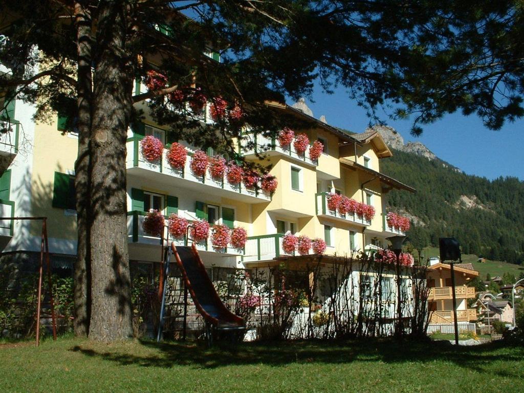 Hotel Montana Pozza di Fassa Exteriér fotografie